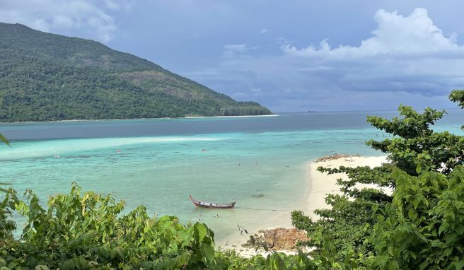Blick von Ko Lipe auf Ko Adang, die drittgrößte Insel im Tarutao-Nationalpark.