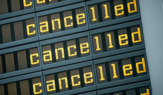 «Flug gestrichen»: Entschädigungsansprüche können in der Regel nur bei Absagen bestehen, die innerhalb von 14 Tagen vor Abflug erfolgen.