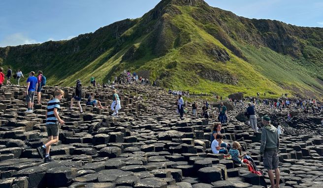 Unesco-Welterbe Münzen in Felsritzen schaden nordirischem Naturwunder