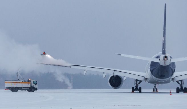 Erstmal enteisen: Winterwetter führt immer wieder zu Verzögerungen im Luftverkehr.