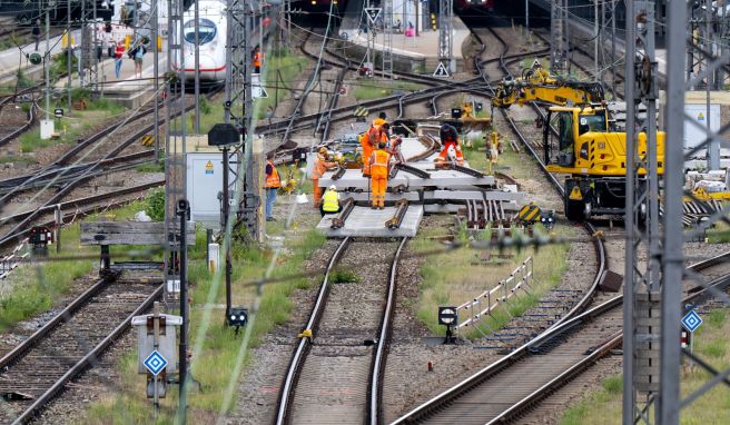 Bahnchef Richard Lutz hat eine «Generalsanierung» des Schienennetzes angekündigt. Fahrgäste müssen sich in den nächsten Jahren auf viele Umleitungen und Zugausfälle einstellen. 