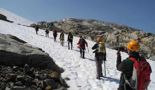 Über den Gletscher geht es in der Regel am besten als Gruppe in einer Seilschaft.