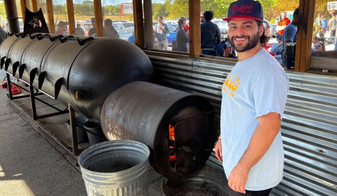 Grillmeister Amir wacht beim Goldee\'s über das Feuer.