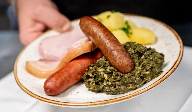 Grünkohl mit den traditionellen Beilagen Salzkartoffeln, Kochwurst, Pinkelwurst und Kasseler wird im Restaurant «Bümmersteder Krug» serviert.