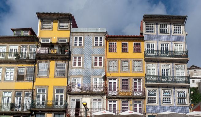 Wer über den Douro in Porto schippert, bekommt bunte Häuser über den Ufern des Flusses von der Wasserseite aus zu sehen.