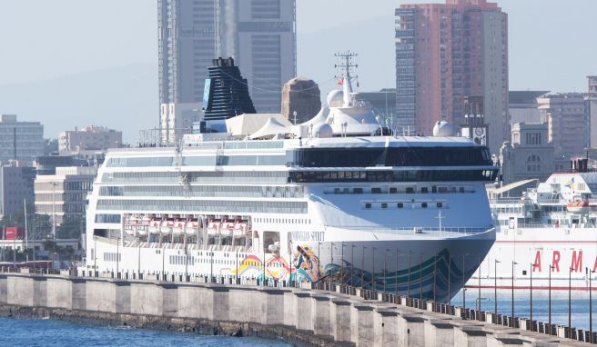 Kreuzfahrtschiff im Hafen von Santa Cruz auf Teneriffa: Wer den persönlichen CO2-Fußabdruck der Reise ausgleichen will, kann freiwillig Kompensationszahlungen leisten. 