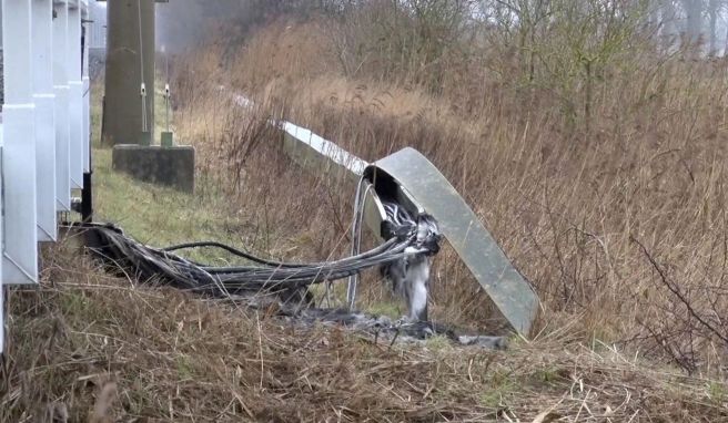 In einem Kabelschacht zwischen Friesack und Paulinenaue in Brandenburg war ein Brand ausgebrochen und hatte zahlreiche Kabel zerstört. 