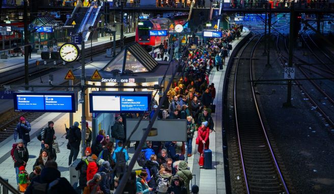 Sturmtief «Zoltan» sorgt für Einschränkungen: Zahlreiche Reisende warten auf einem Bahnsteig am Hamburger Hauptbahnhof auf ihren Zug.