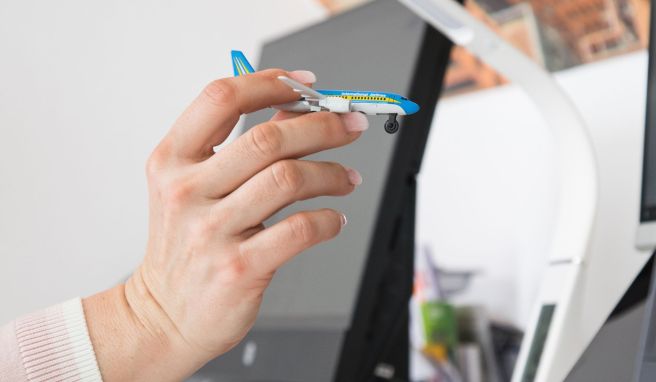 Kein Plan, kein Sucherfolg? - Statt gedankenverloren zu Spielzeug zu greifen, kann man bei der Reise- oder Urlaubsplanung versuchen, per Chatbot ans Ziel zu kommen. Kein Plan, kein Sucherfolg? - Statt gedankenverloren zu Spielzeug zu greifen, kann man bei der Reise- oder Urlaubsplanung versuchen, per Chatbot ans Ziel zu kommen.