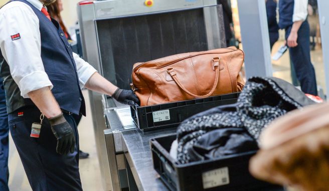 Was muss alles in die Gepäckwannen? Wer das weiß, sorgt am Sicherheitscheck für einen etwas rascheren Ablauf. 