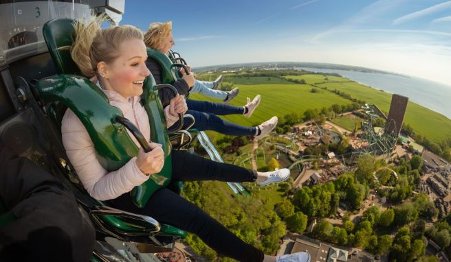 Der Hansa-Park liegt an der Ostsee. Im Highlander geht es mit Blick aufs Wasser rasant abwärts.