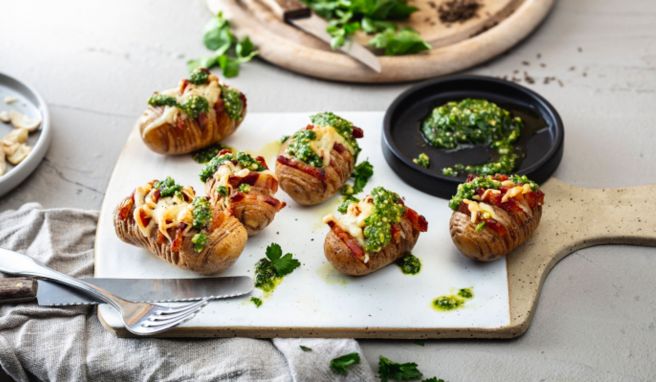 Typisches Mittsommer-Gericht: Wie ein Fächer eingeschnittene Hasselback-Kartoffeln. 