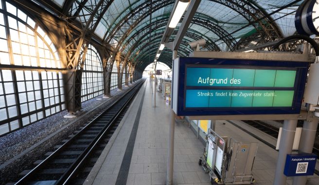 Mit bundesweiten Warnstreiks hat die Eisenbahn- und Verkehrsgewerkschaft EVG Teile des öffentlichen Verkehrs lahmgelegt.