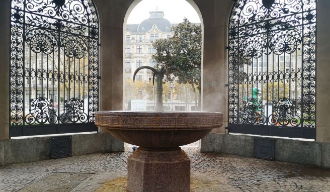 Am Kochbrunnen bedienten sich einst die Kurgäste Wiesbadens - manche tranken bis zu vier Liter am Tag. 