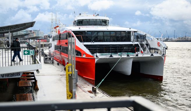 Der Helgoland-Katamaran vor der Abfahrt an den Landungsbrücken.