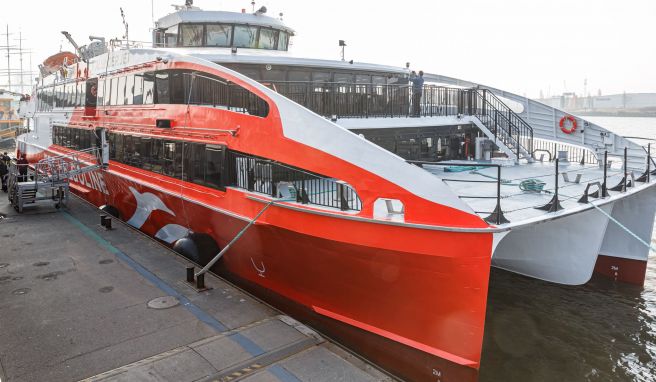 Der Katamaran «Halunder Jet» fährt von nun an wieder täglich von Hamburg und Cuxhaven zur Nordseeinsel Helgoland. 