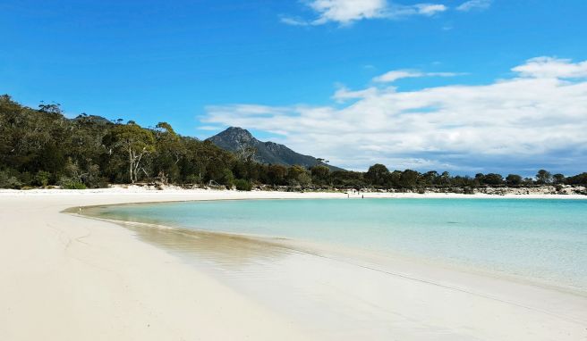 Die makellos erscheinende Wineglass Bay fasziniert Reisende - doch ihre Geschichte ist düster. Nick Delany/dpa-tmn