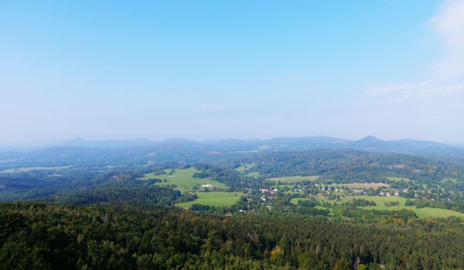 Vom Hochwaldturm bei Oybin bietet sich bei gutem Wetter ein grandioser Fernblick.