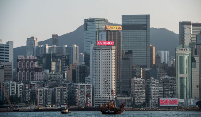 Hongkong verlangt von Einreisenden keine dreitägige Quarantäne mehr.