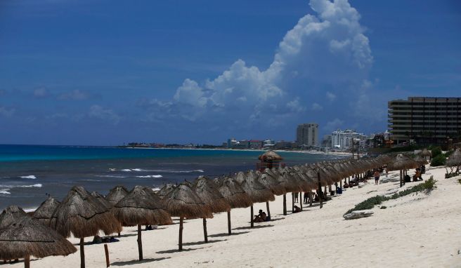 Touristen genießen den Strand vor der Ankunft des Hurrikans Grace in Cancun im mexikanischen Bundesstaat Quintana Roo. Wegen des herannahenden Hurrikans «Grace» sind im mexikanischen Touristenort Tulum die Hotels evakuiert worden. 