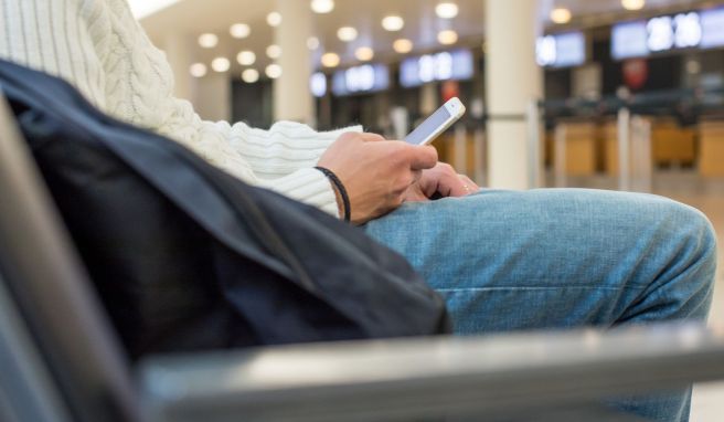 Die «IATA Travel Pass»-App soll die Abwicklung bei Flugreisen vor dem Hintergrund der Corona-Pandemie erleichtern. Ob sie das wirklich kann, bezweifelt ein Verbraucherschützer. 