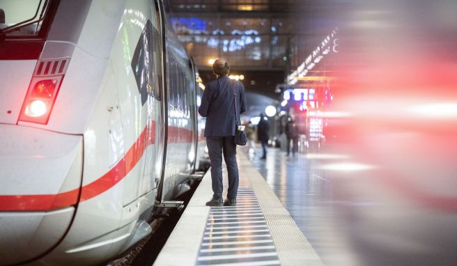 Nach einem schnell beendeten Tarifauftakt Ende Februar wollen sich die Deutsche Bahn und die Eisenbahn- und Verkehrsgewerkschaft (EVG) nun erneut zusammensetzen.
