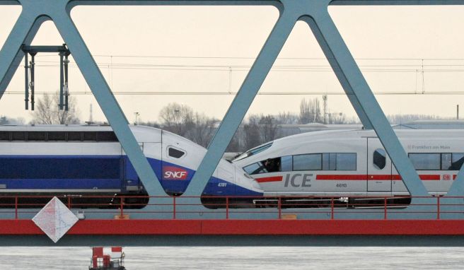 Ein Teil der TGV- und ICE-Züge zwischen Frankfurt sowie Stuttgart und Paris fällt aufgrund eines Bahnstreiks in Frankreich aus, teilte die SNCF mit.