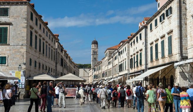 Noch bis Mitte Januar können Reisende und Einheimische hier mit Kuna bezahlen. Dann löst auch in Dubrovnik der Euro die kroatische Währung ab.