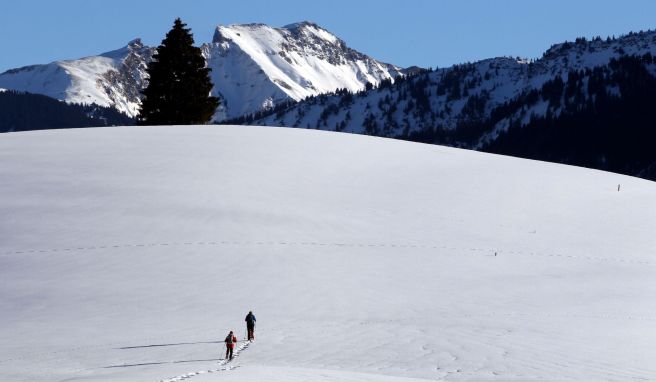 Je mehr Kilo man samt der Ausrüstung auf die Waage bringt, desto größer sollte der Schneeschuh sein.