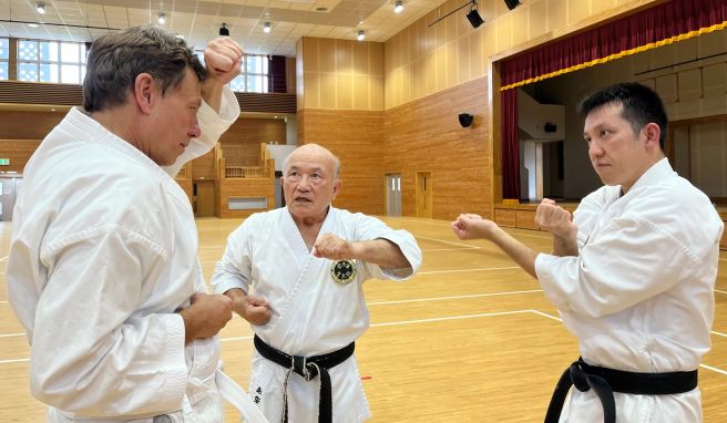 Kampfkunst in Japan Ziegel, Ton und Plastik bricht: In der Urheimat des Karate