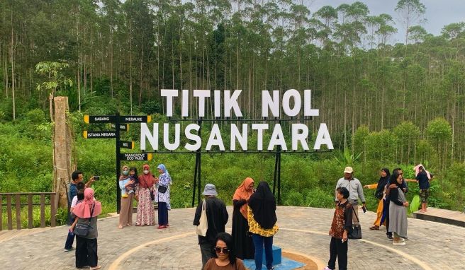 Einheimische besuchen das Gebiet, das als «Nusantara Ground Zero» bezeichnet wird. Hier entsteht gerade Nusantara, die neue Hauptstadt Indonesiens.