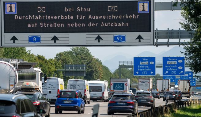 Mit Durchfahrtsverboten auf Nebenstrecke wollen Kommunen den Verkehr reduzieren, der an verkehrsreichen Tagen durch ihre Ortschaften fließt und dort ebenfalls für Stau sorgt.