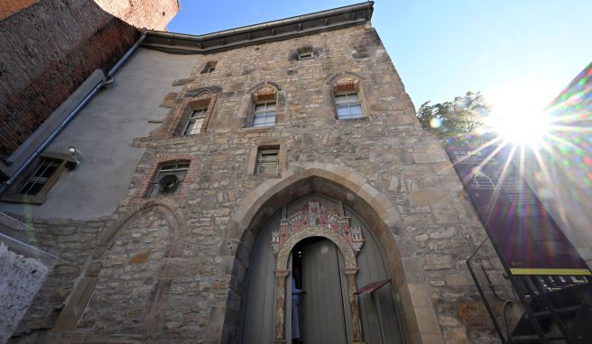 Die Sonne scheint in den Innenhof der Alten Synagoge. Sie gehört zu den jüdisch-mittelalterlichen Stätten Erfurts.