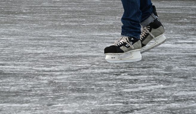 Durch den Klimawandel erwarten Forscher zunehmend instabile Eisflächen auf Seen.