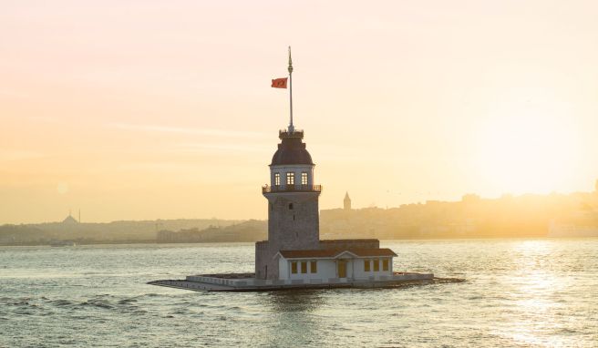 Ikonische Lage mitten im Bospours: Der Leanderturm zählt zu den meistfotografierten Sehenswürdigkeiten Istanbuls.