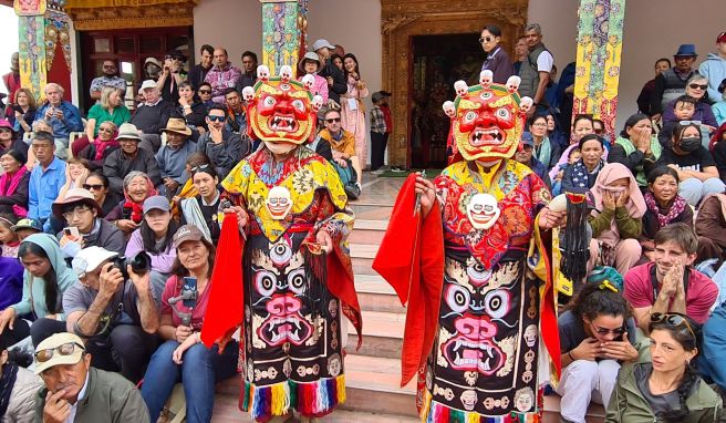 Ladakhs Klosterfeste sind ein gesellschaftliches Ereignis - wer nicht früh genug kommt, bekommt keinen Platz.