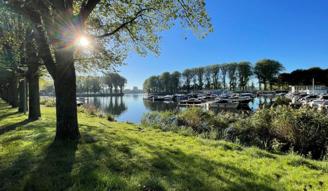 Naturidyll im Bezirk Nieuw-West: der Jachthafen am See Sloterplas.