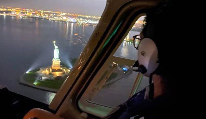 Die deutsche Hubschrauber-Pilotin Jacqueline Sellmann fliegt in der Nähe der Freiheitsstatue. Bis zu 25 mal am Tag fliegt Sellmann Gruppen von um die sechs Touristen über New York herum - immer mit Manhattan und der Freiheitsstatue auf dem Programm. 