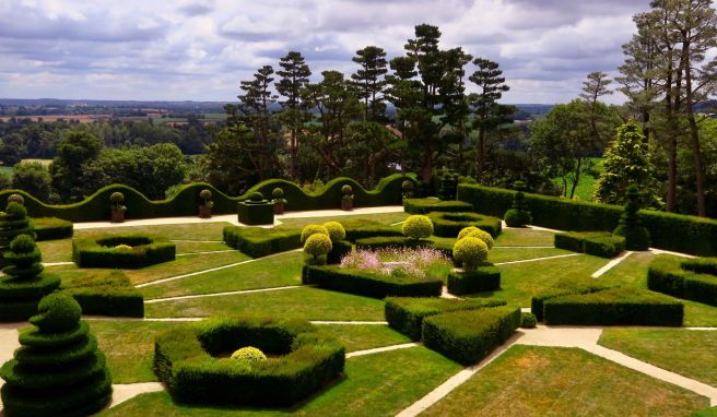 Der Jardin du Chateau de la Ballue wirkt mit dem erhabenen Parterre aus geometrischen Formen und symmetrischen Wegen wie ein barocker Garten, ist aber eine Neugestaltung aus den Siebzigerjahren.