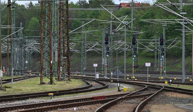 Von Sonntagabend bis Dienstagabend heißt es wieder: Warnstreik im Bahnverkehr. Eine Altersgruppe trifft es laut Umfrage besonders hart.