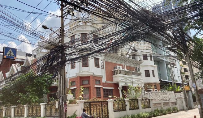 Kabelsalat im Zentrum von Bangkok. Strom- und Telefonleitungen sowie auch Glasfaserkabel werden in Thailand nicht unterirdisch verlegt. Alte Kabel werden meist nicht entsorgt, sondern neue werden einfach hinzugefügt. 