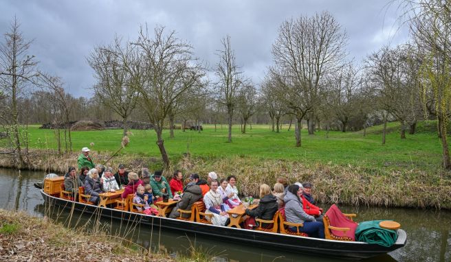 Der Spreewald startet mit Kahnfahrten und Trachten in den Sommer.