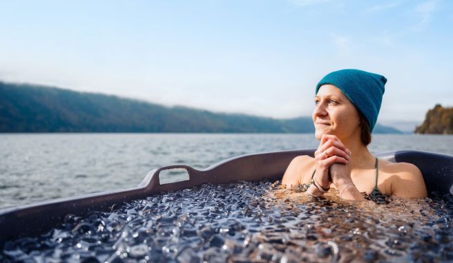 Unter Eiswürfeln: Kaltbaden am Millstätter See.