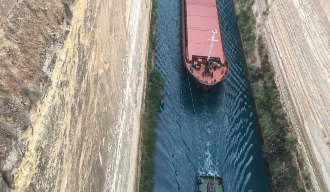 Nach schweren Erdrutschen im vergangenen Jahr ist der Kanal von Korinth am Montag wieder für die Schifffahrt freigegeben worden. 