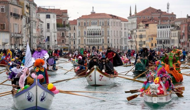 Farbenfrohe Masken und Kostüme In Venedig hat die Karnevalssaison begonnen