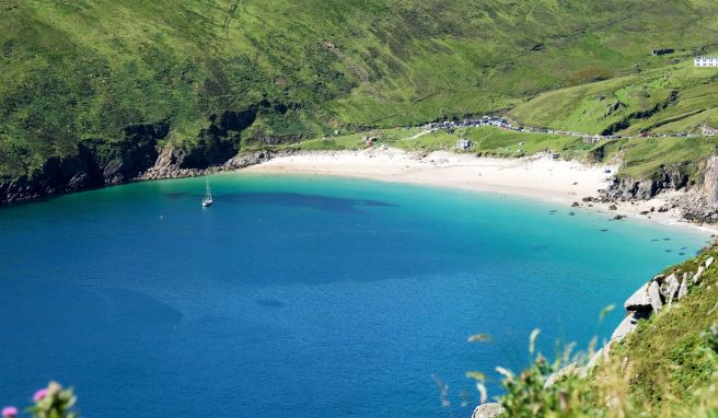 Karibik? Nein, Irland! Der Blick hinab in die Keem Bay ist atemberaubend, vor allem bei Sonnenschein.