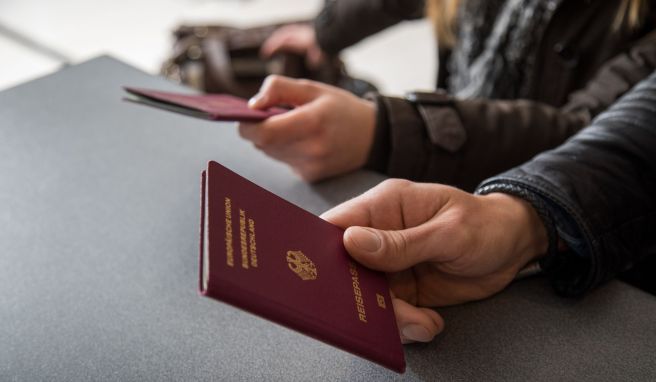 Die Passkontrolle am Flughafen kann dauern - ärgerlich, wenn die Zeit drängt.