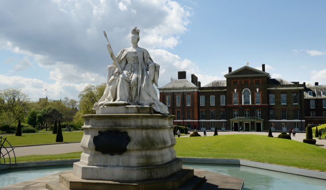 Der Kensington Palace gehört für Fans der Royals zum London-Pflichtprogramm - ab April lockt hier eine große Mode-Ausstellung.