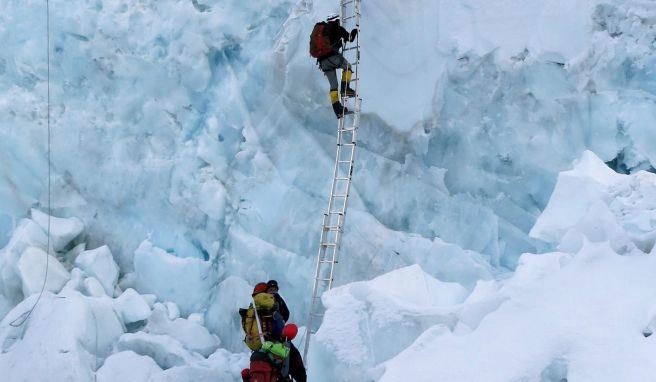 Khumbu umgehen Bergsteiger suchen sichere Route auf den Mount Everest