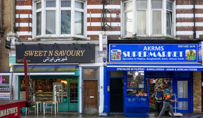 Cafés, Nagelstudios, Delis, Kebab- und Handy-Shops: Die Kilburn High Road ist geprägt von vielfältigen Einflüssen internationaler Einwanderer. 